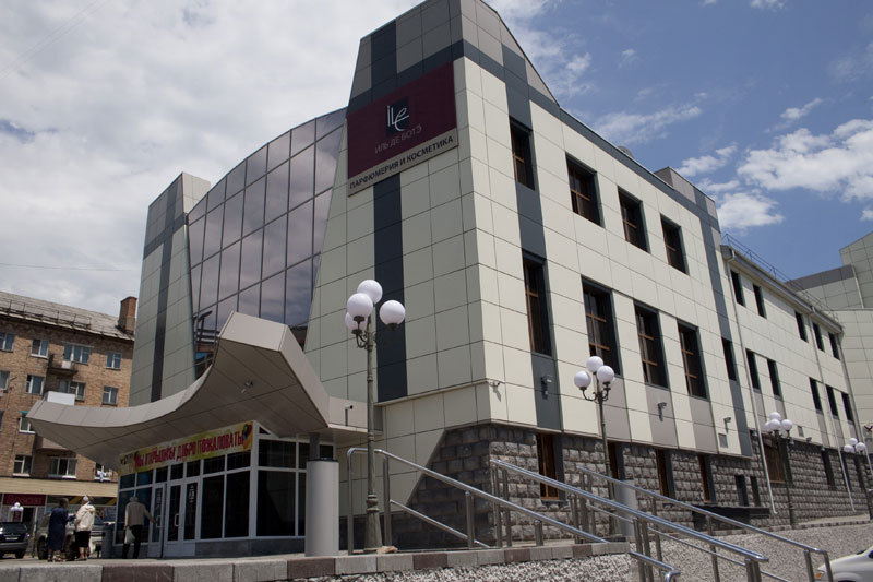 ТЦ "Сотка", бывший кинотеатр "Искра"