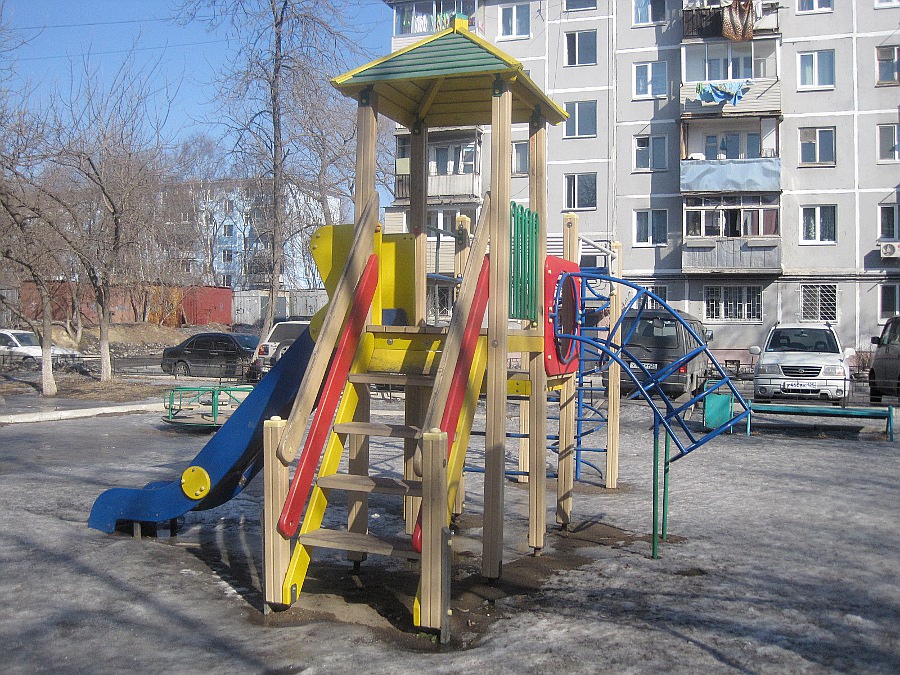 Дворик возле дома по улице 100 лет Владивостоку, 60