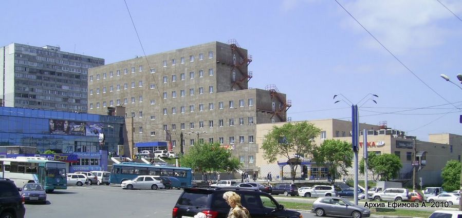 "Шедевр нашей архитектуры" - пристройка к Первореченскому рынку. Автор: Анатолий