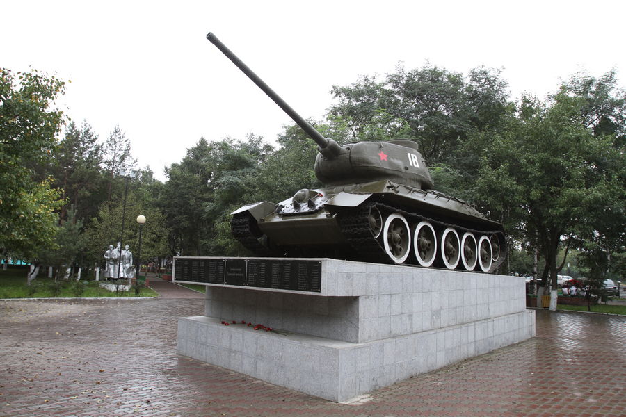 Танк возле Дома Молодежи