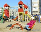 Во дворах установлены качели и игровые городки
