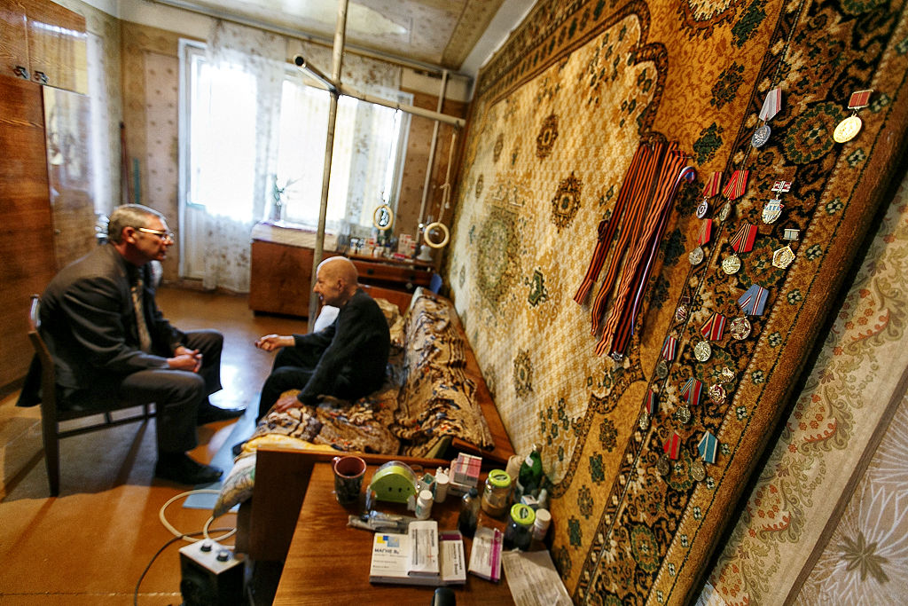 Ветеран войны Иван Добреля и депутат ЗС ПК Юрий Корсаков