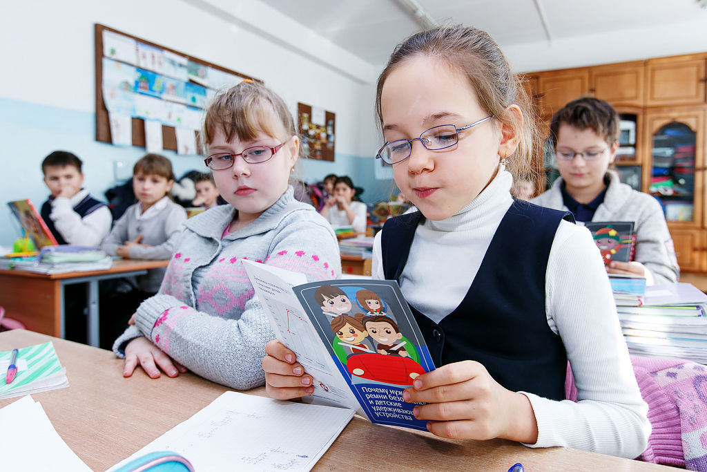 Знания о безопасности на дороге закрепили школьники Первореченского района 