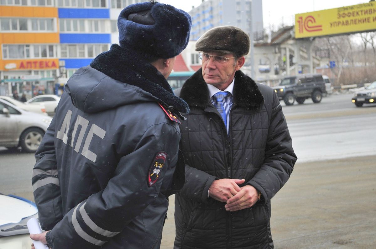 Вместе с инспектором Корсаков обсудил основные причины аварийности на участках и возможные пути их устранения