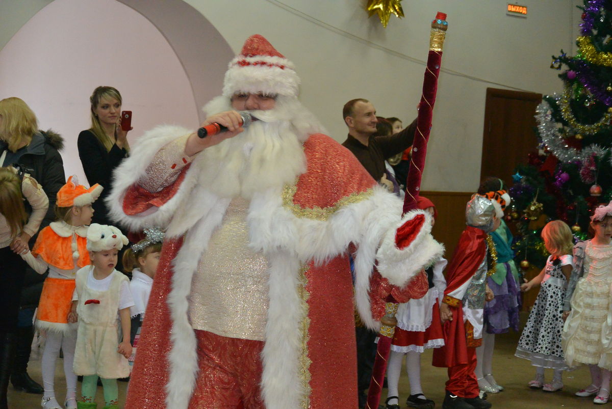 Дед Мороз на новогоднем празднике в ДКЖД