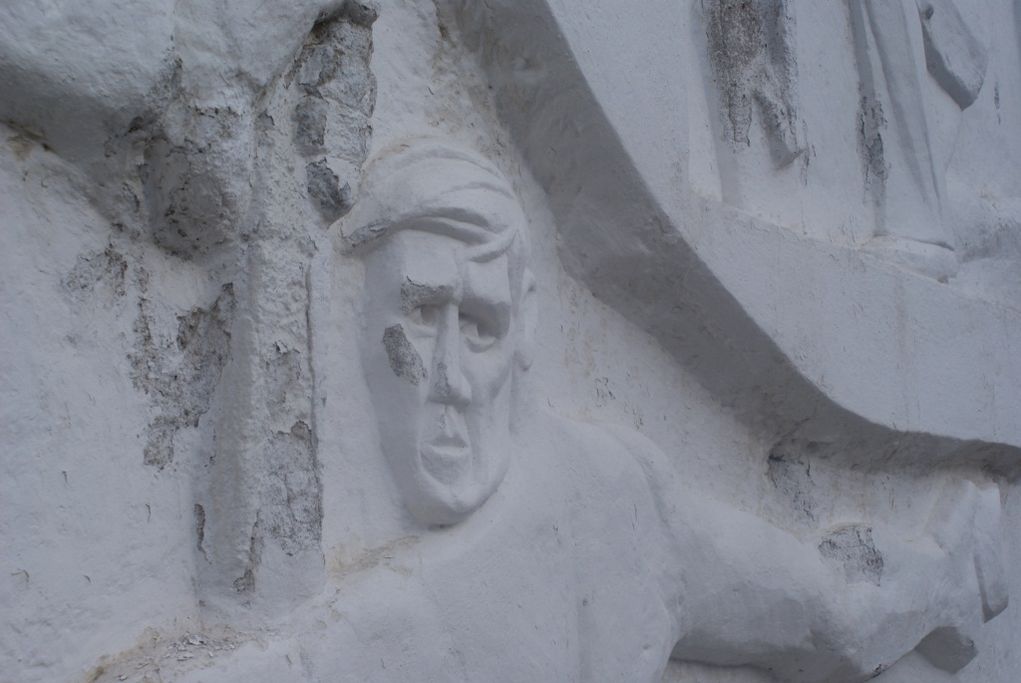 Видно, что памятнику нужен ремонт