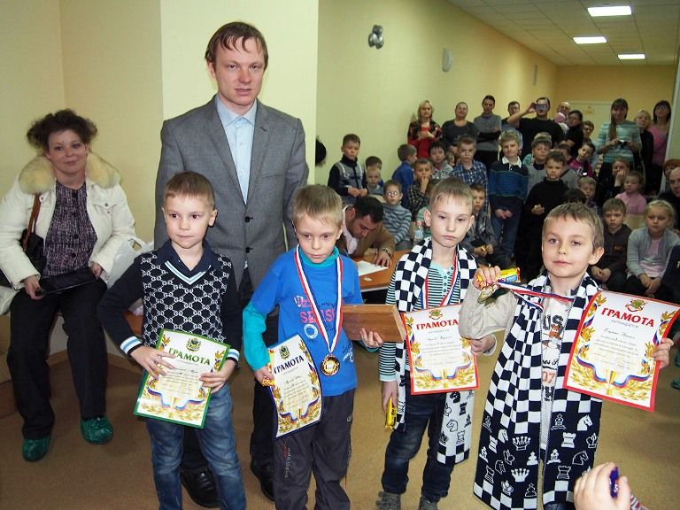 Первоклассники и дошколята сразились в шахматы в школе №83