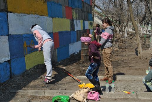Жители вышли во двор, чтобы украсить его территорию. Автор фото: Мария Фадеева