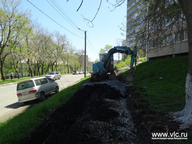 Дорожные службы ремонтируют тротуары