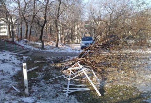 Автомобилисты часто "влетают" на детскую площадку