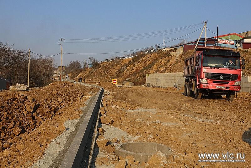 Обустройство тротуаров и укладка асфальта ведется на дороге Днепровская - Тухачевского 