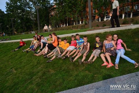 Дети рады гулять в новом сквере