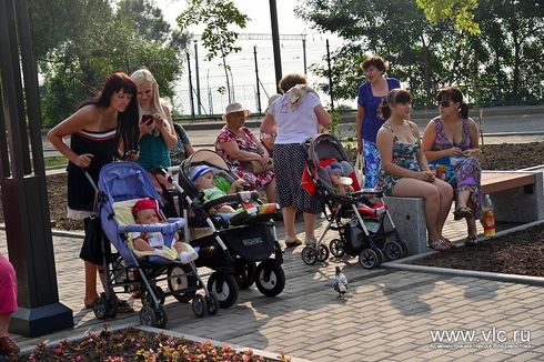 Мамочки гуляют здесь со своими детьми