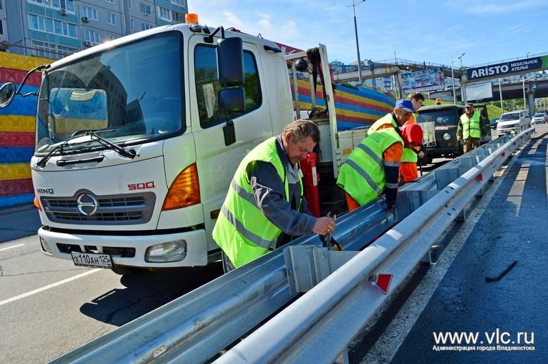 Новые дорожные ограждения устанавливают на Некрасовской