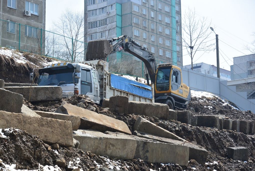 Обвал стены около Котельникова, 6а