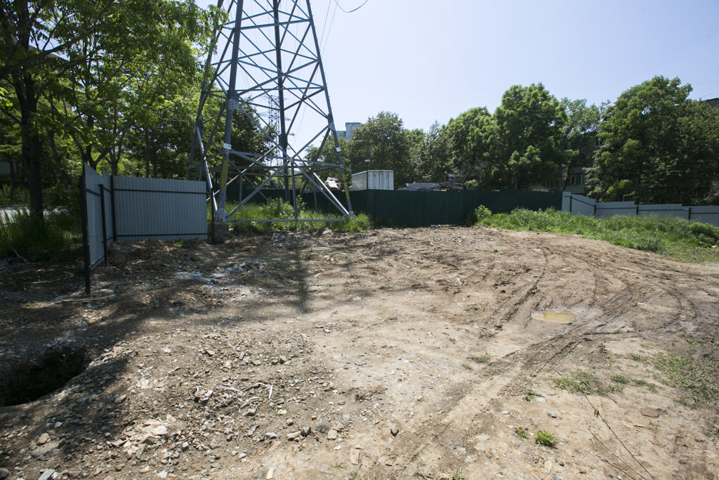 Незаконная стоянка на Гамарника расширяется