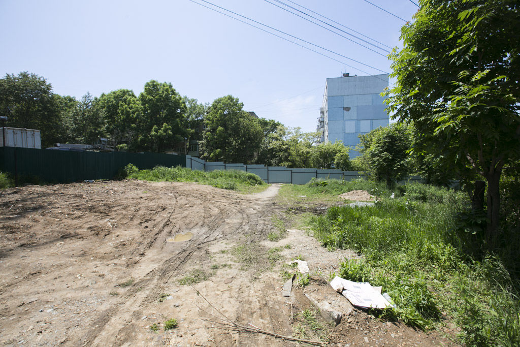 Зеленая территория превращается в стоянку