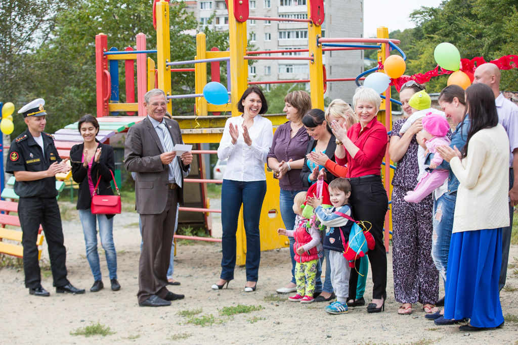 Депутат ЗС ПК Юрий Корсаков с жителями дома №30 улицы Карьерная