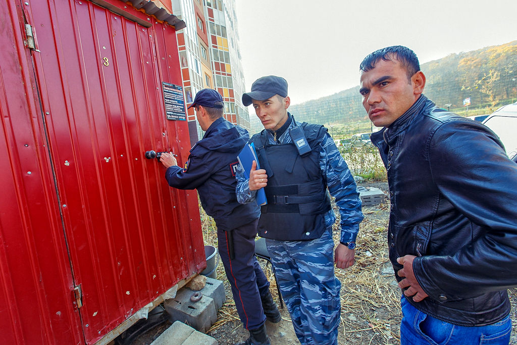 Снос незаконной автостоянки в Снеговой пади