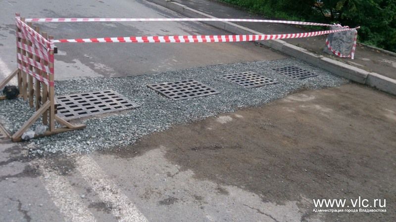 Новые решетки ливневой канализации устанавливают на улице Карла Жигура 