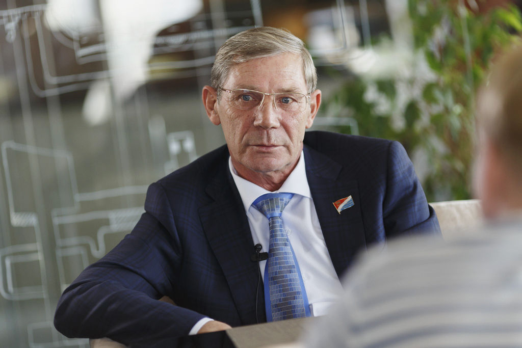 Юрий Корсаков беседует с Виктором Сухановым