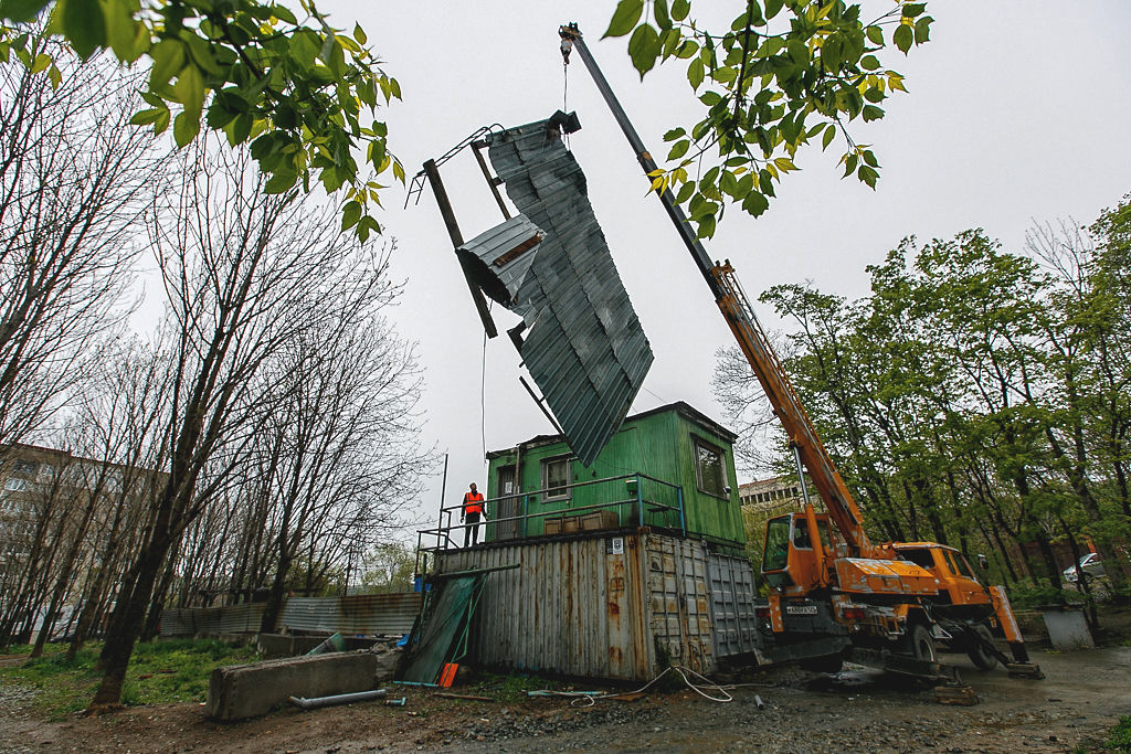 Рабочие смогли разобрать только крышу сторожки