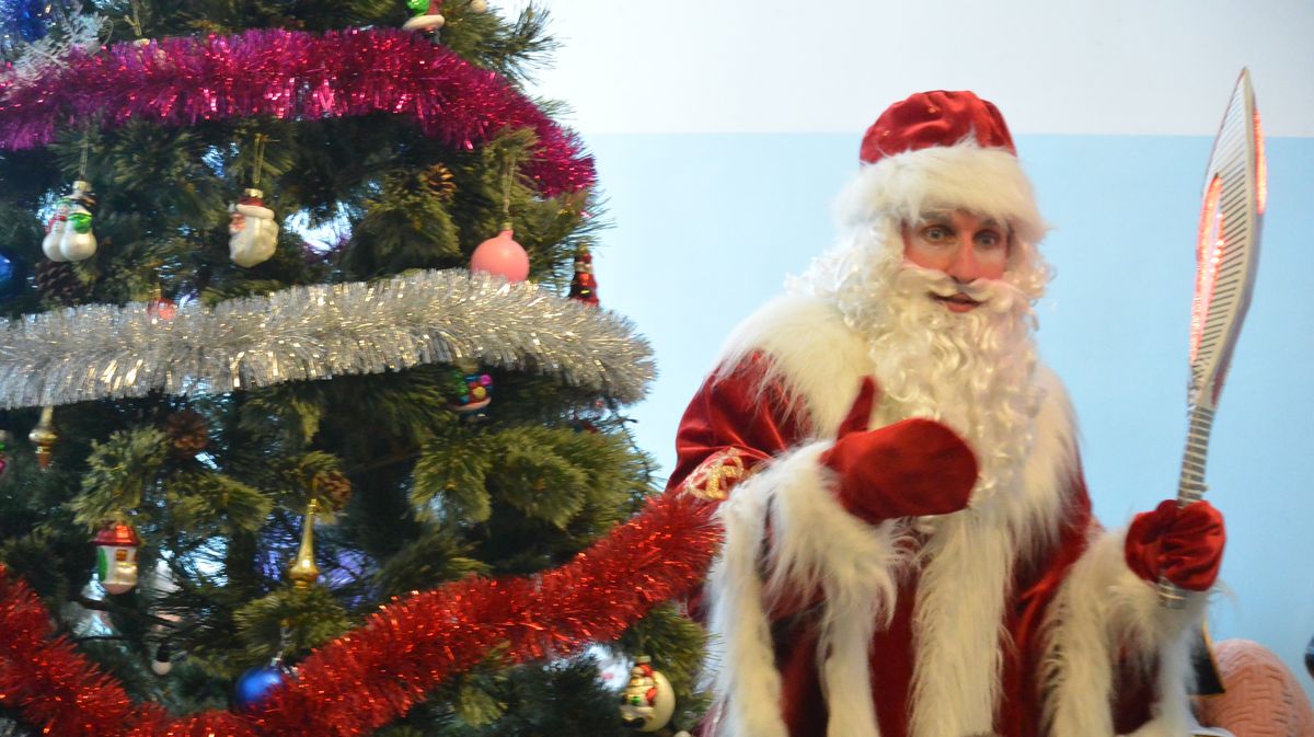 Дед Мороз на празднике в детской больнице