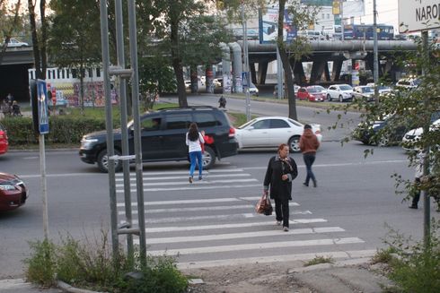На соседней "зебре" видно, что водители не особо уступают дорогу