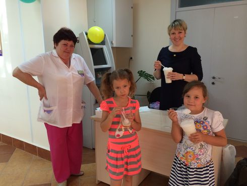 Детей угощали коктейлями