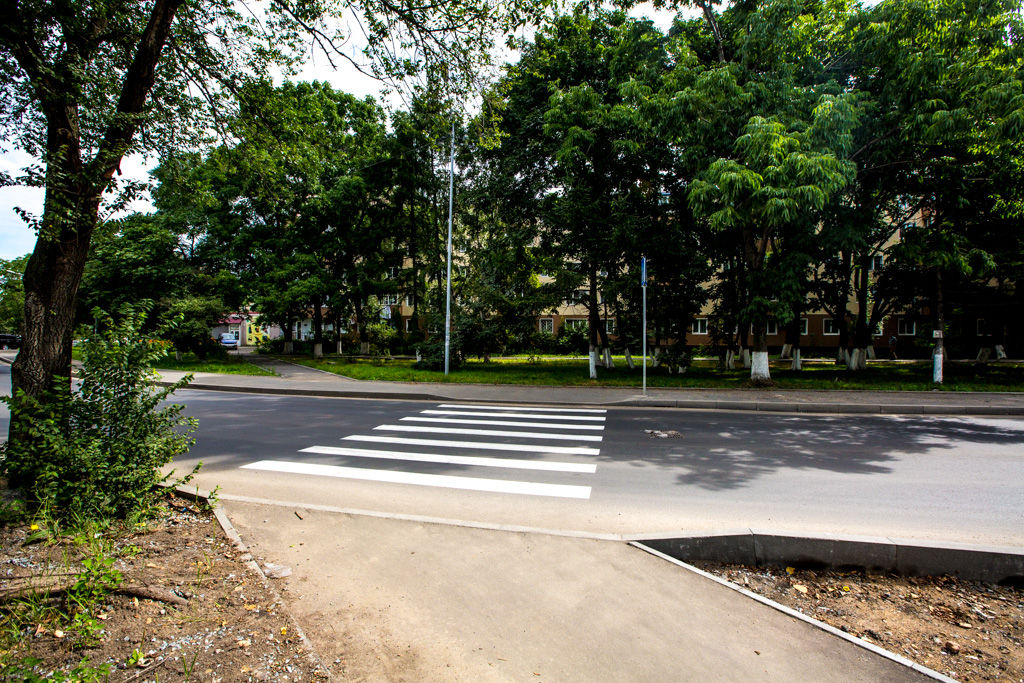 Новая дорога и пешеходный переход в районе остановок "Постышева" и "Фирсова"