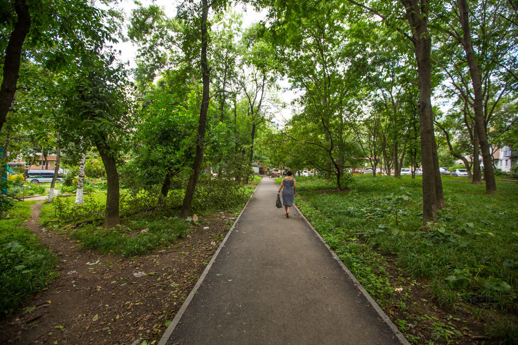 Новые тротуары появились на Проспекте 100-летия Владивостоку этим летом