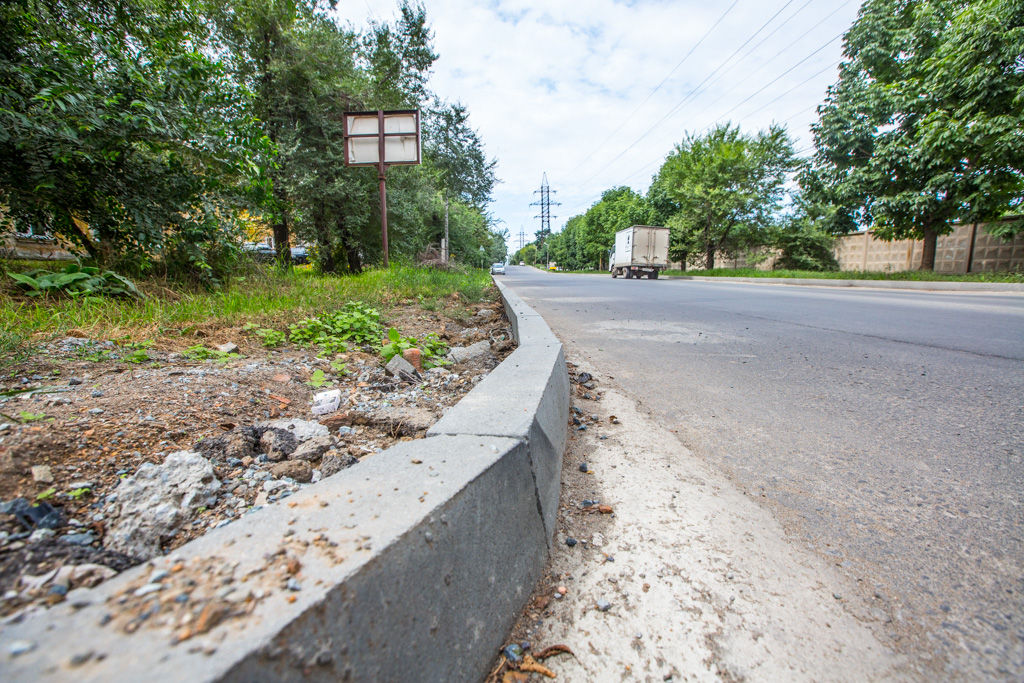 Новая дорога и бордюр на улице Иртышская