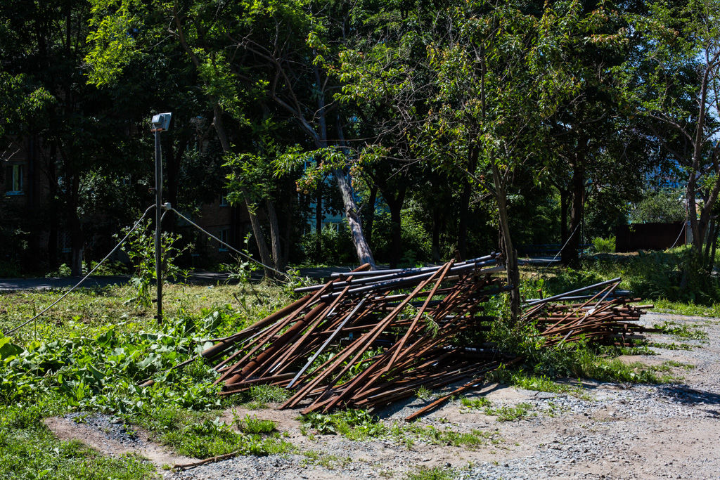 Забор вокруг незаконной стоянки на Гамарника начали разбирать