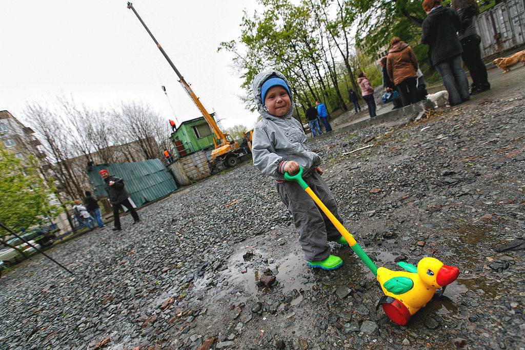 По площадке