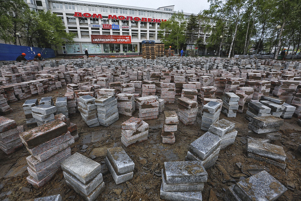 Рабочие переделывают работу