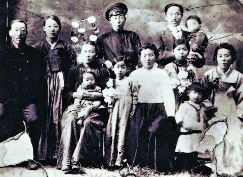 Цои и Югаи во Владивостоке, 1915. Отмечены прадед и дед. Крайний слева - другой прадед, Василий Югай