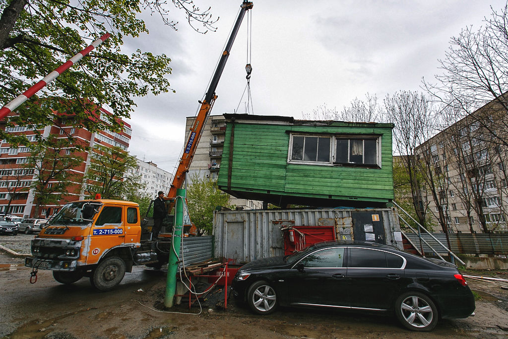 Владелец Lexus, припаркованного рядом с будкой охраны, так и не появился