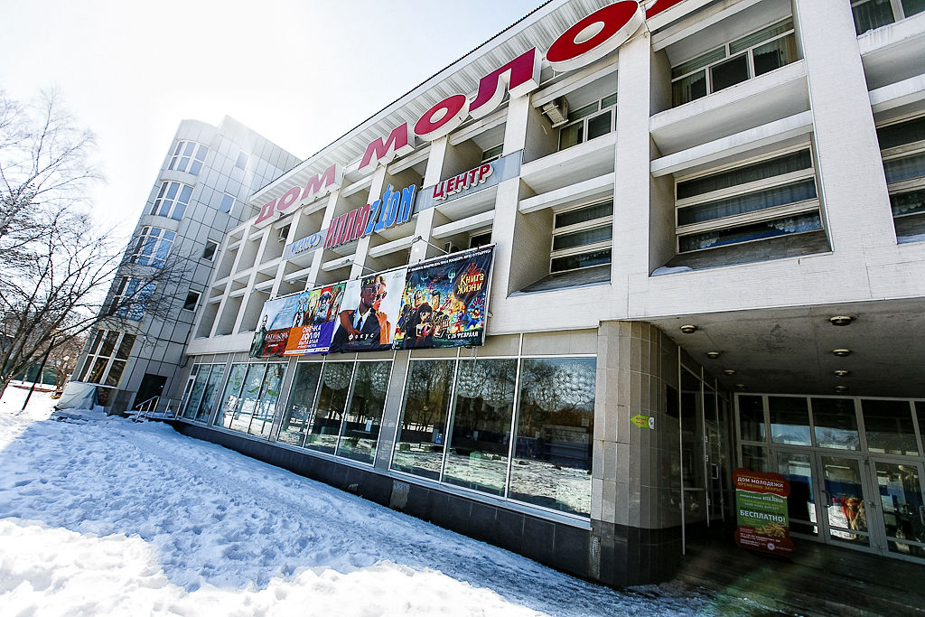 Встреча у Дома молодежи