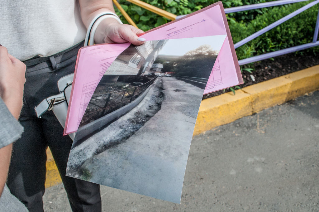 "Реформы" во дворе дома №30 по улице Карьерной начались год назад с ремонта дороги