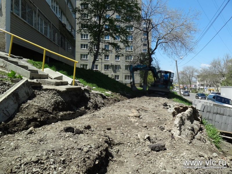 Дорожные службы ремонтируют тротуары