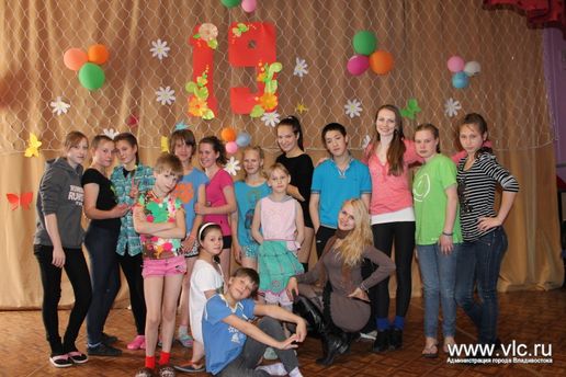 Подростки научились танцевать и получили подарки Подростки научились танцевать и получили подарки