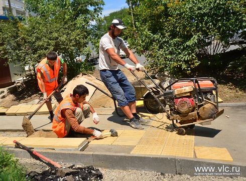 Работы по укладке тактильной плитки на ул. Вострецова