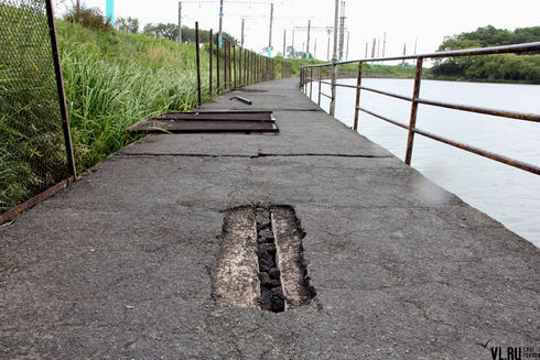 Сейчас рабочие заделывают трещины. Автор фото: vl.ru