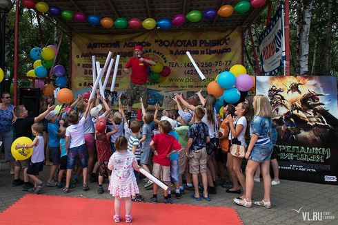 На праздничную программу собрались несколько десятков детей