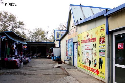 Автостоянку уже убрали, сейчас взялись за торговые ряды