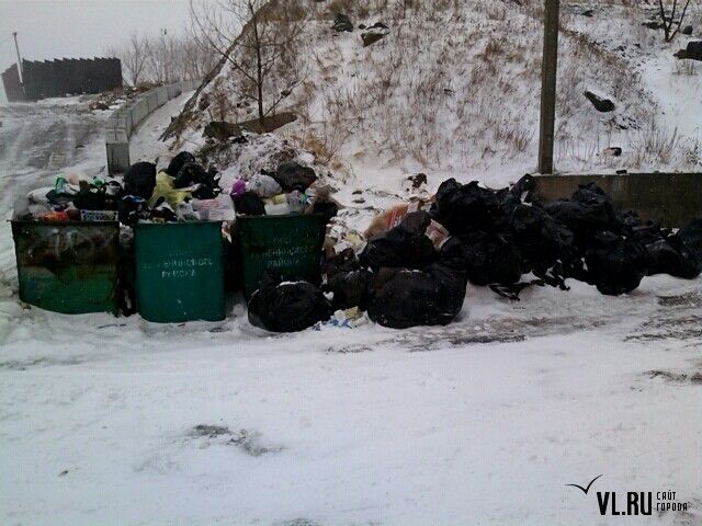 Жители ул. Котельникова жалуются на нечищеные придомовые дороги и горы мусора