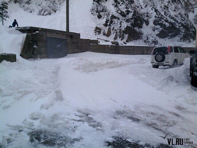 Жители ул. Котельникова жалуются на нечищеные придомовые дороги и горы мусора