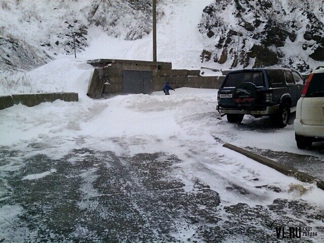 Жители ул. Котельникова жалуются на нечищеные придомовые дороги и горы мусора