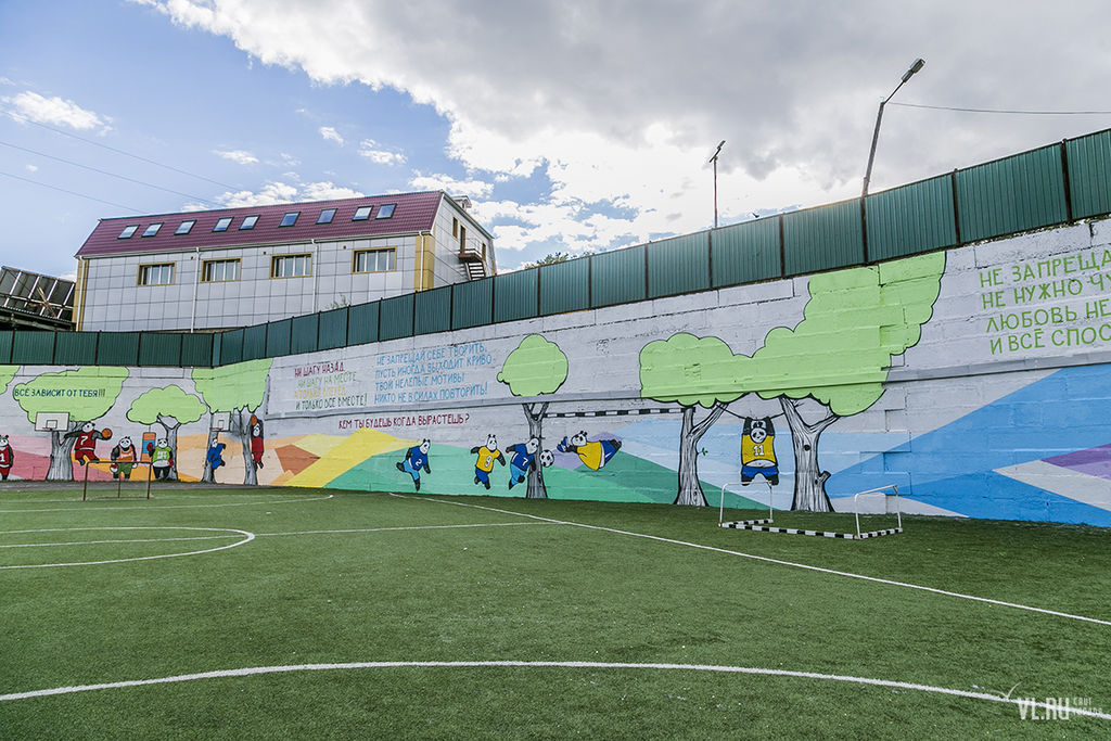 Подпорная стенка детского дома № 2 стала объектом уличного искусства 