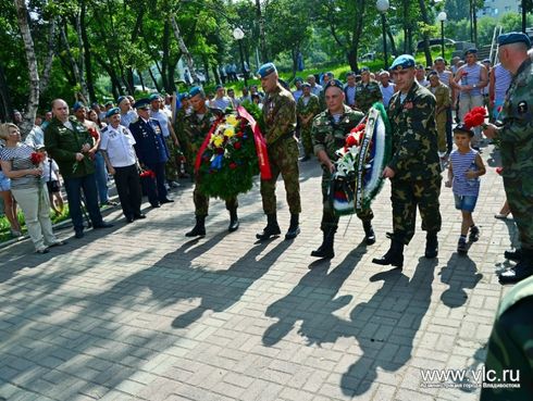 Возложение венков к памятнику